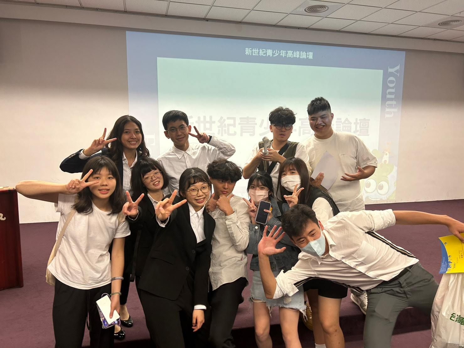 111 學年度新世紀青少年高峰論壇決賽合照